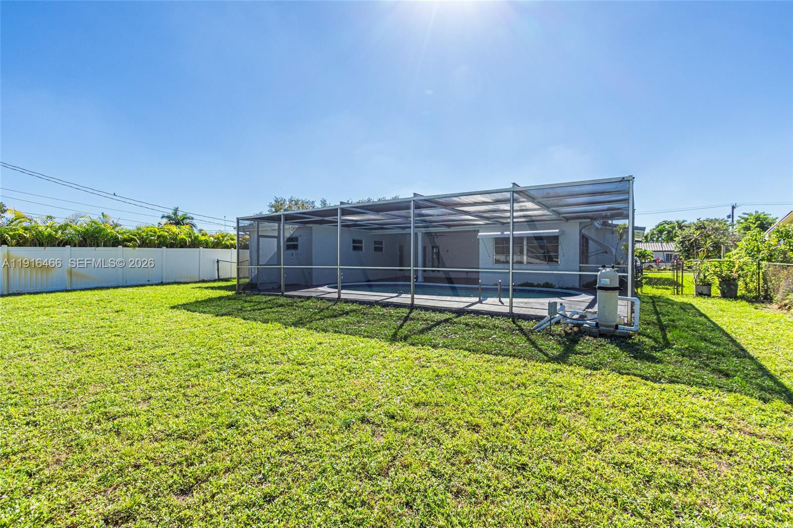 HOLLYWOOD HILLS - Residential