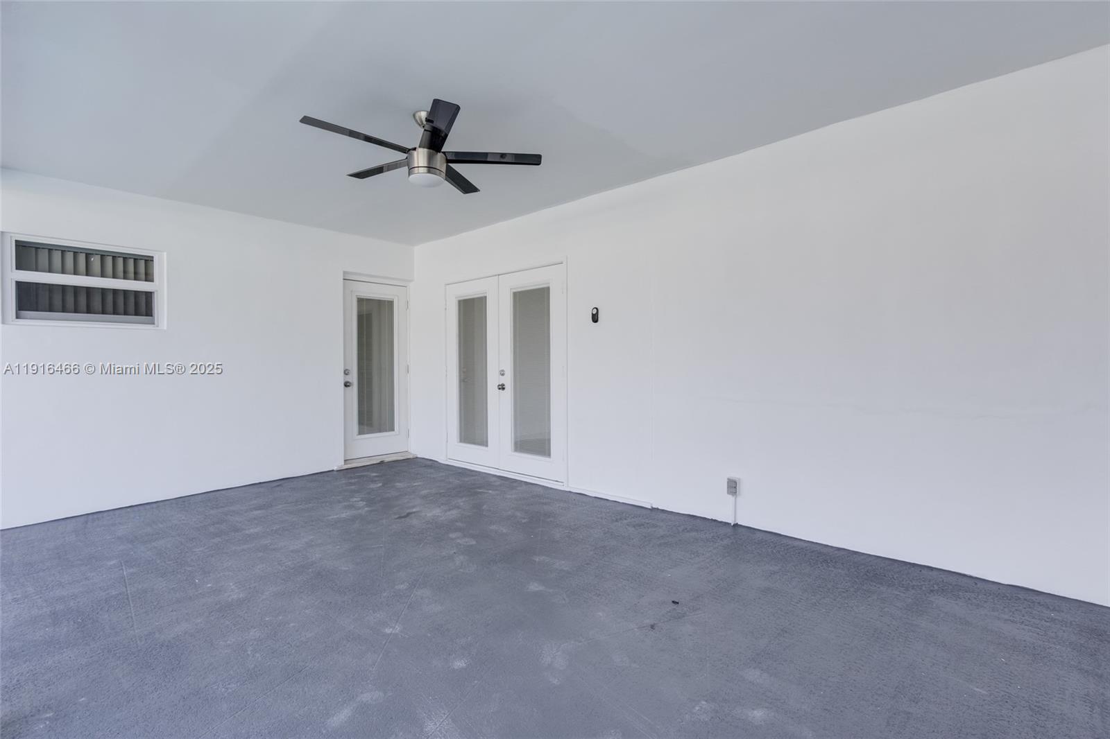 HOLLYWOOD HILLS - Residential