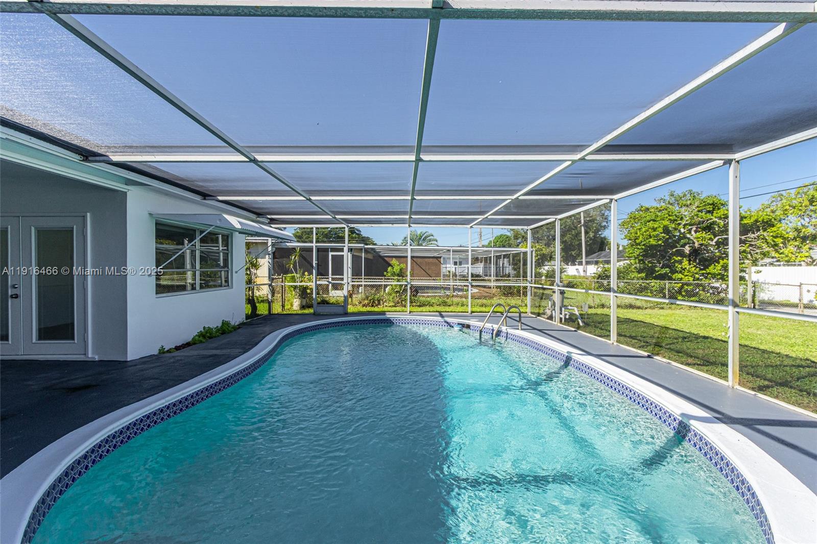 HOLLYWOOD HILLS - Residential