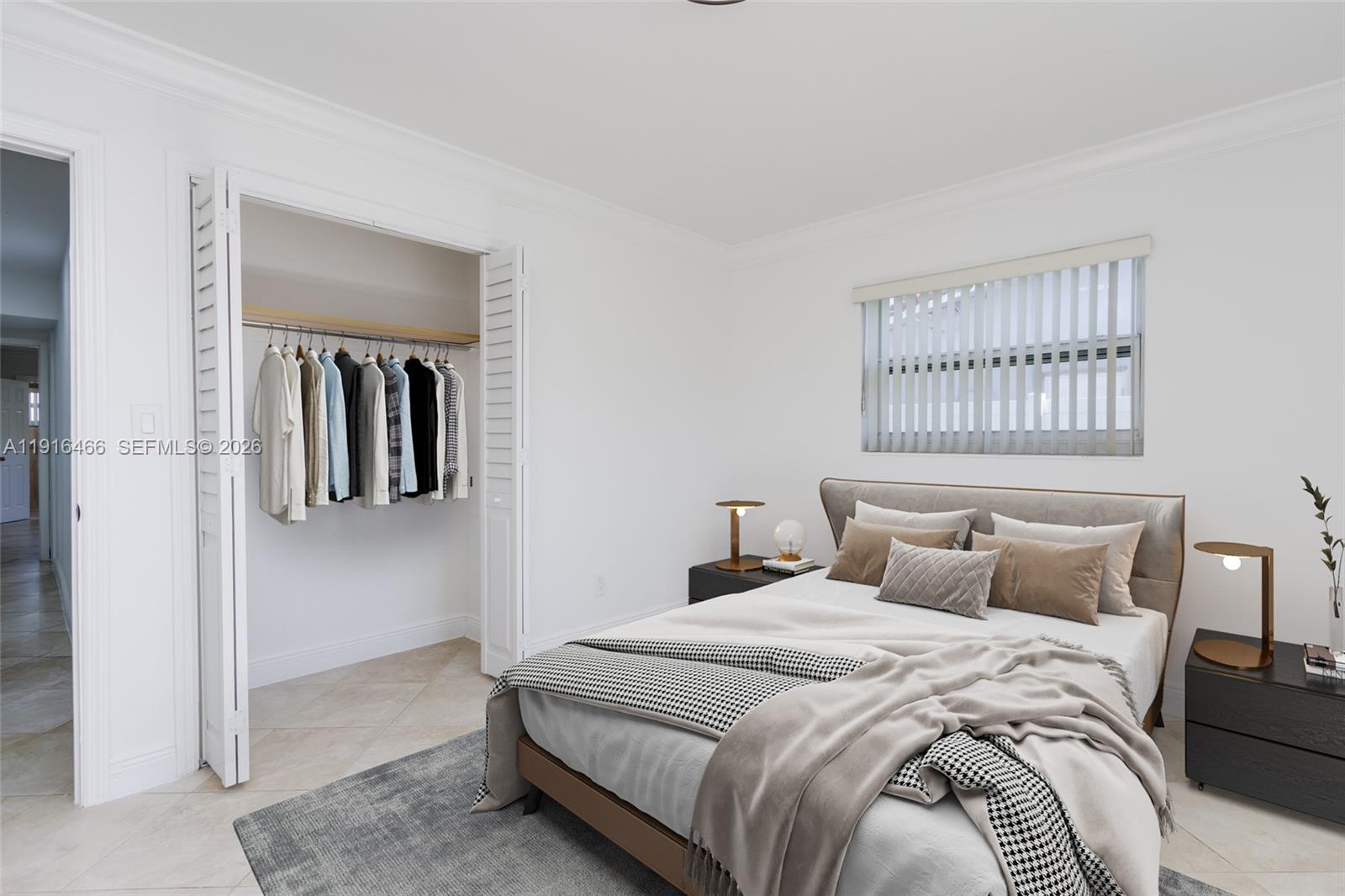 HOLLYWOOD HILLS - Residential