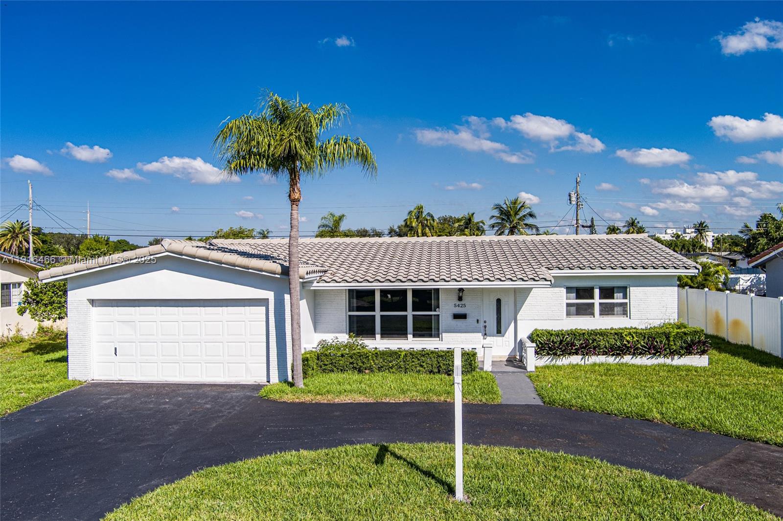 HOLLYWOOD HILLS - Residential