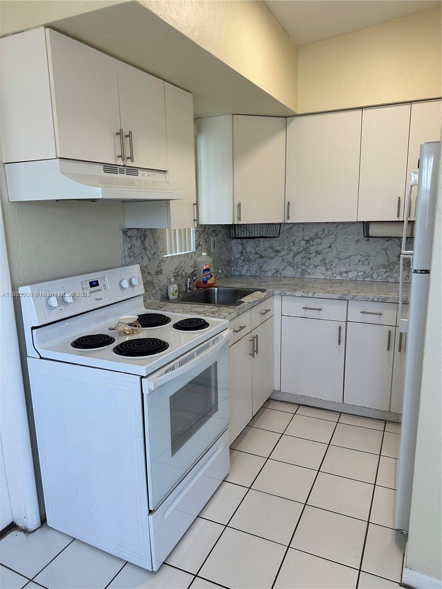 LINCOLN ESTS - Residential