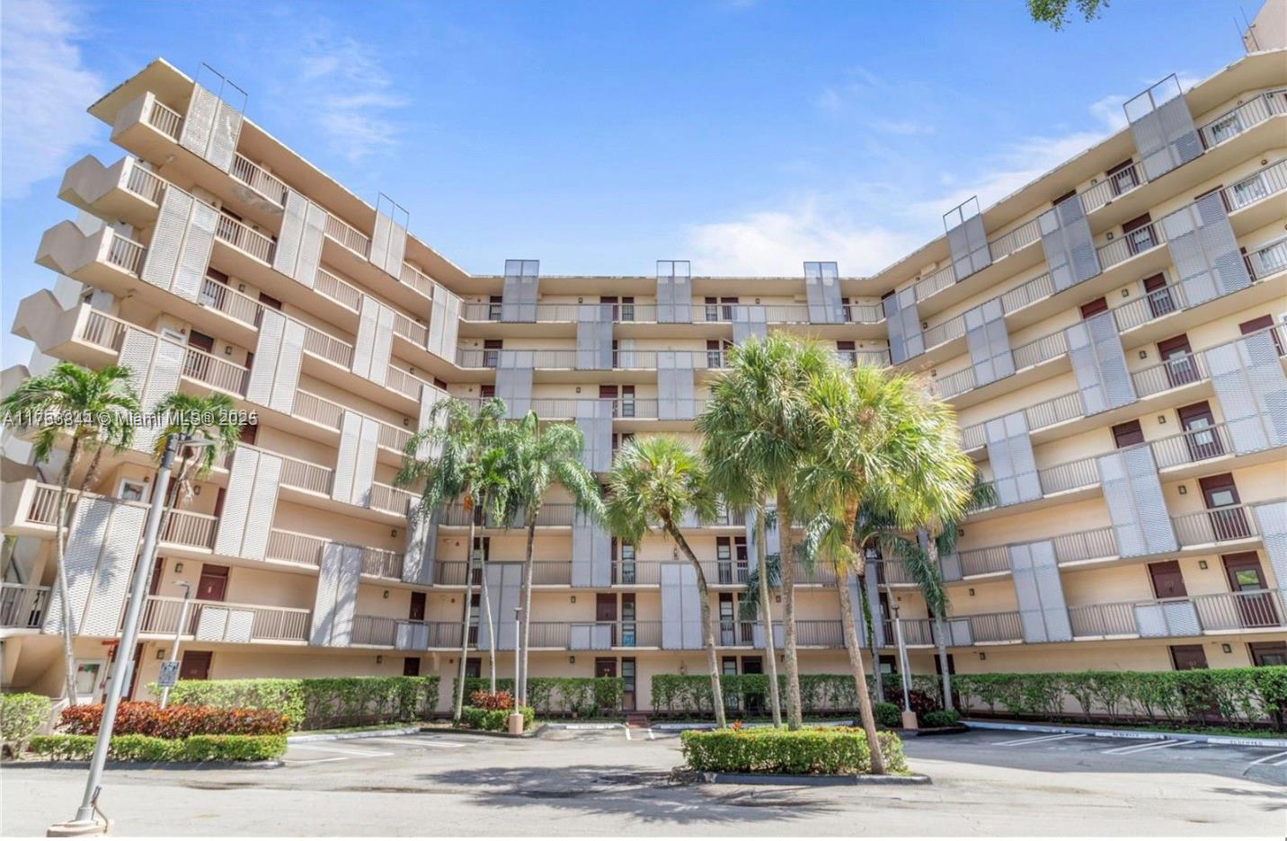 3301 N Country Club Dr 110, Aventura, Miami-Dade County, Florida - 1 Bedrooms  
2 Bathrooms - 