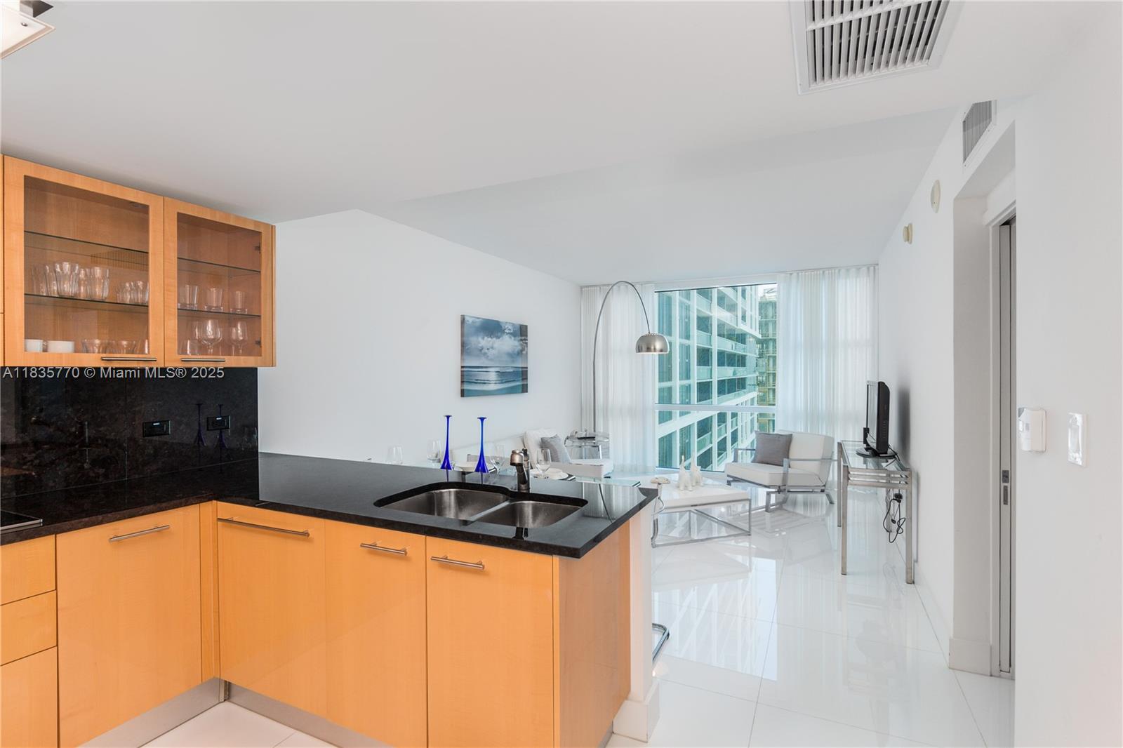 6801 Collins Ave 1403(legal)1415(door)