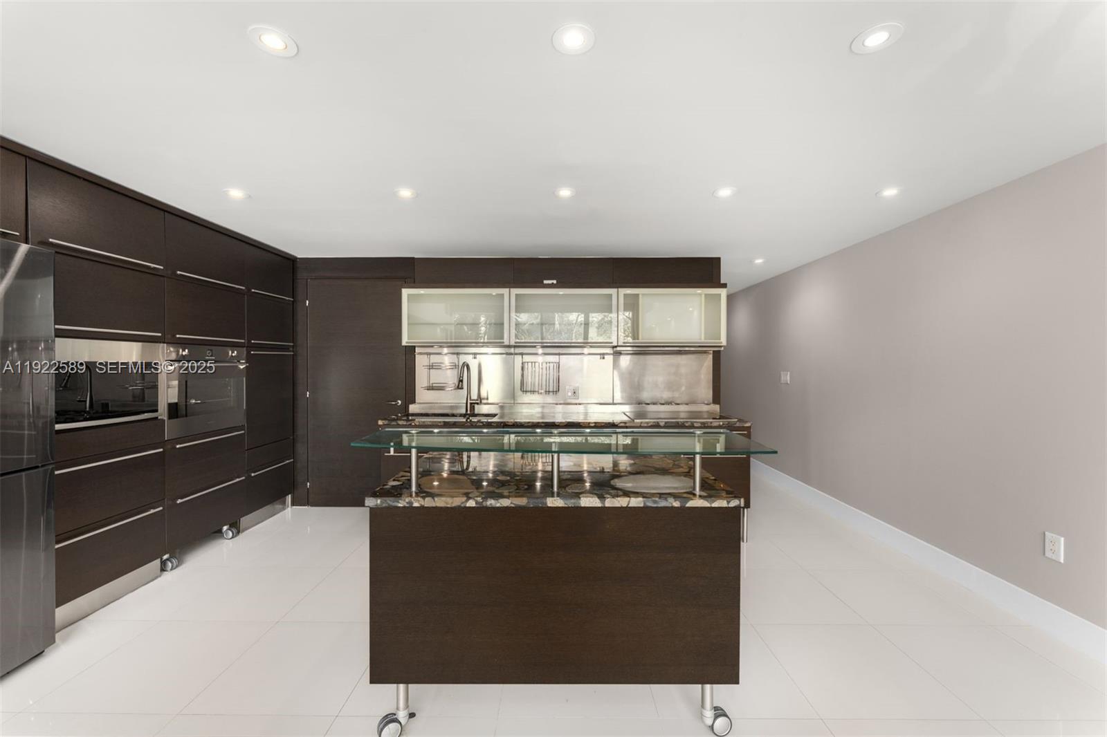 6000 Collins Ave 330