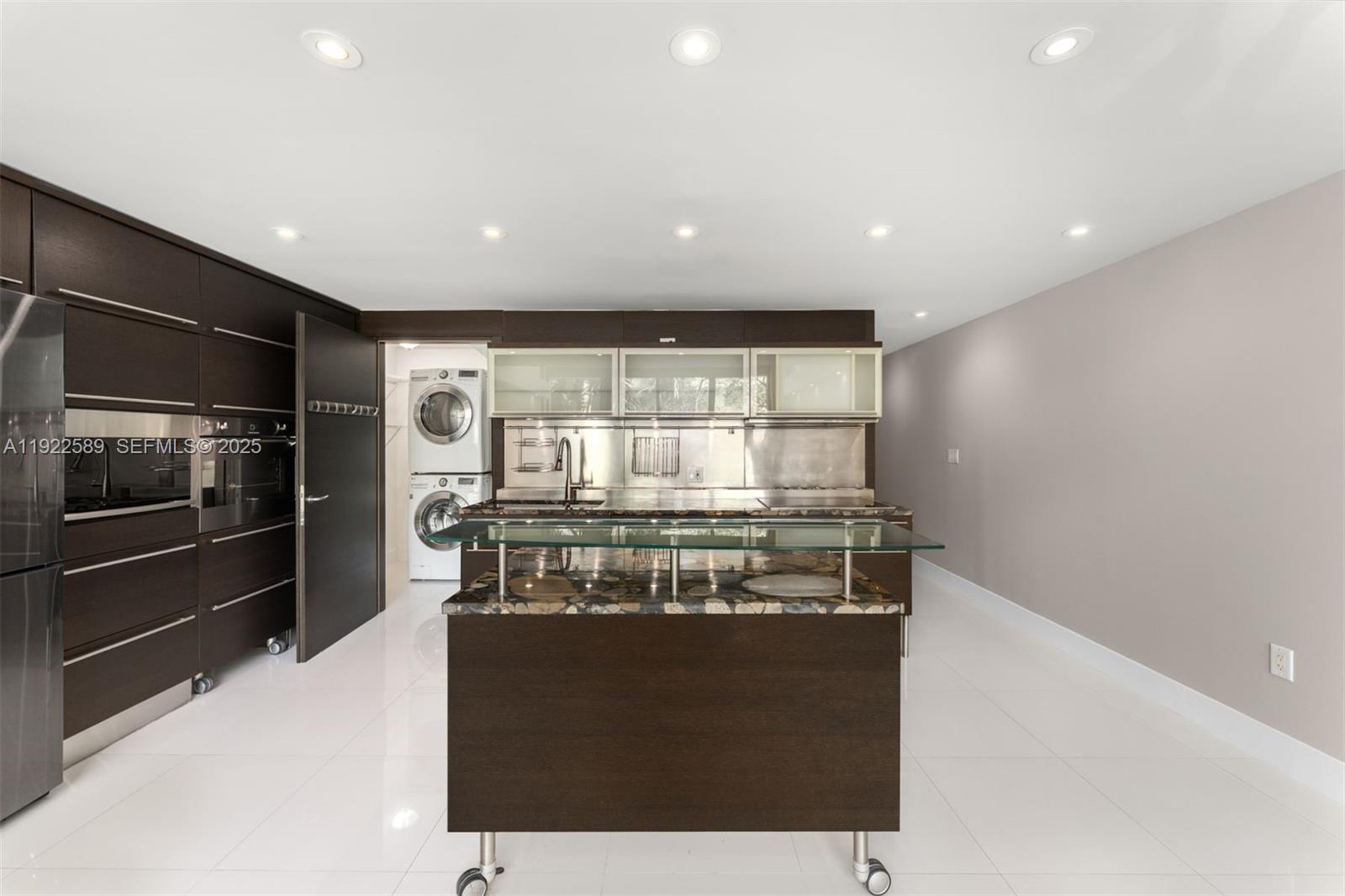 6000 Collins Ave 330