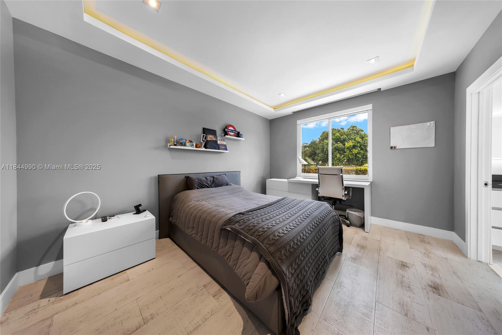 WESTON HILLS - Residential