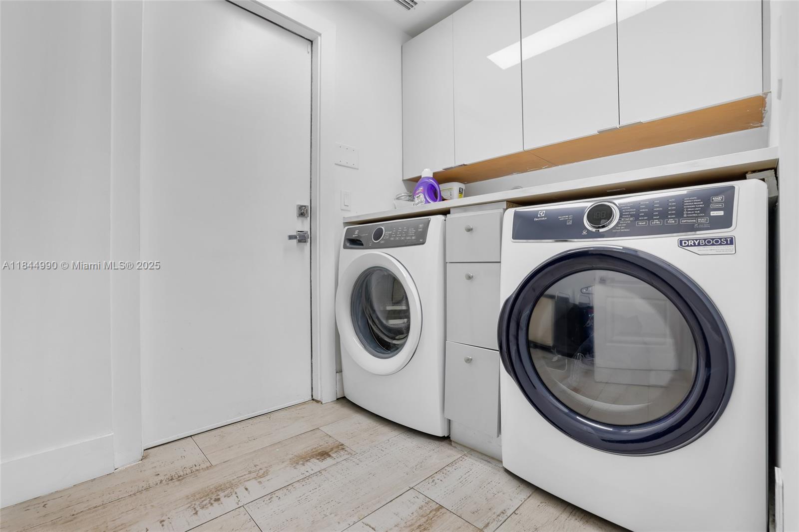 WESTON HILLS - Residential