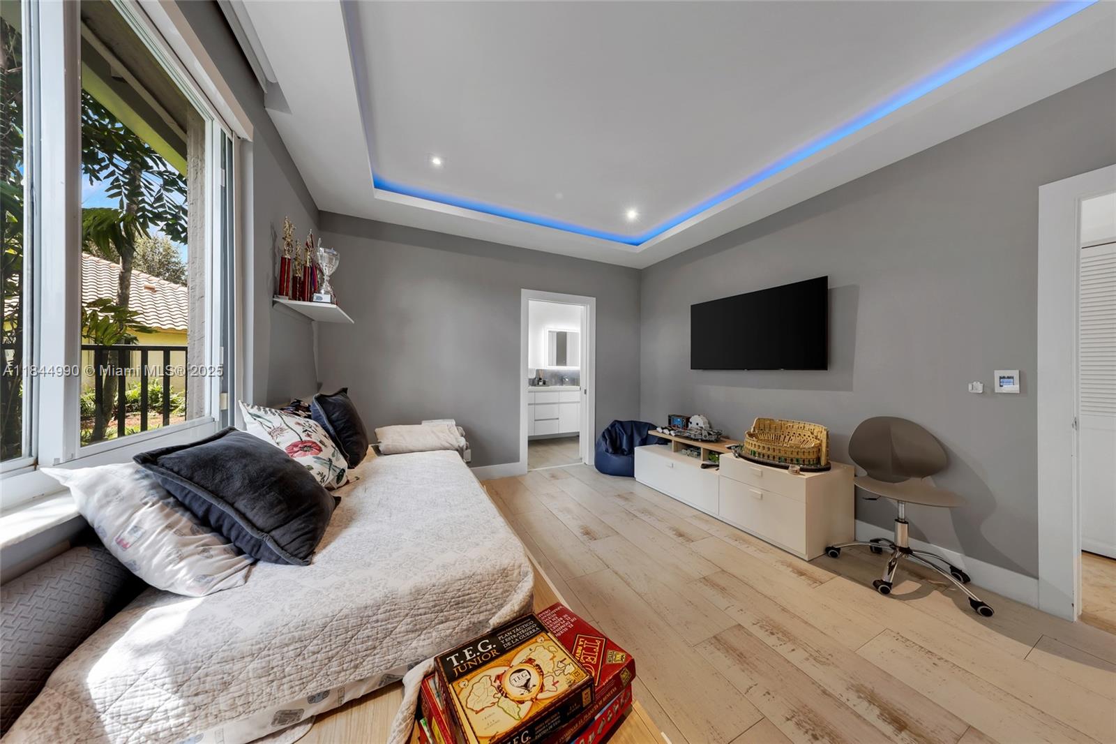 WESTON HILLS - Residential