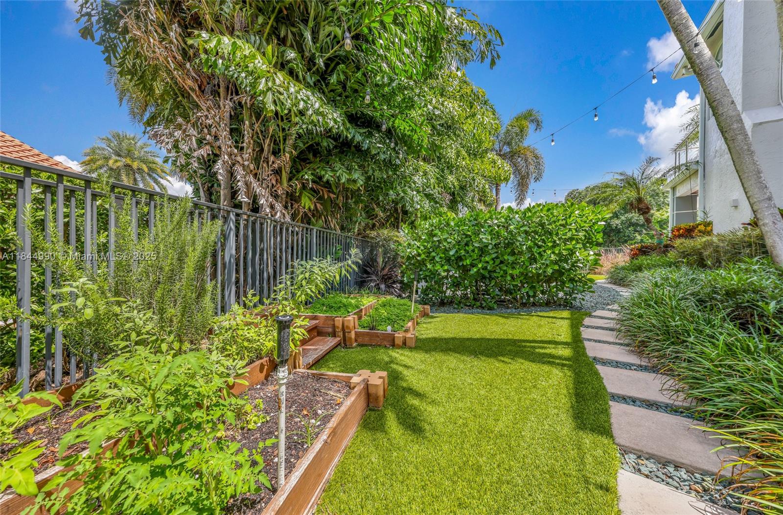 WESTON HILLS - Residential