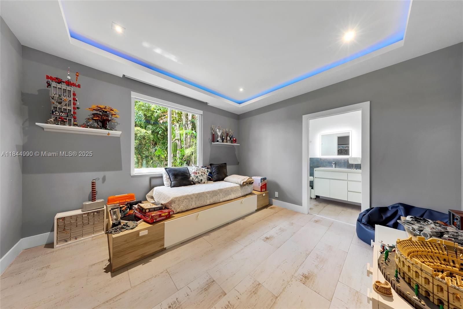 WESTON HILLS - Residential