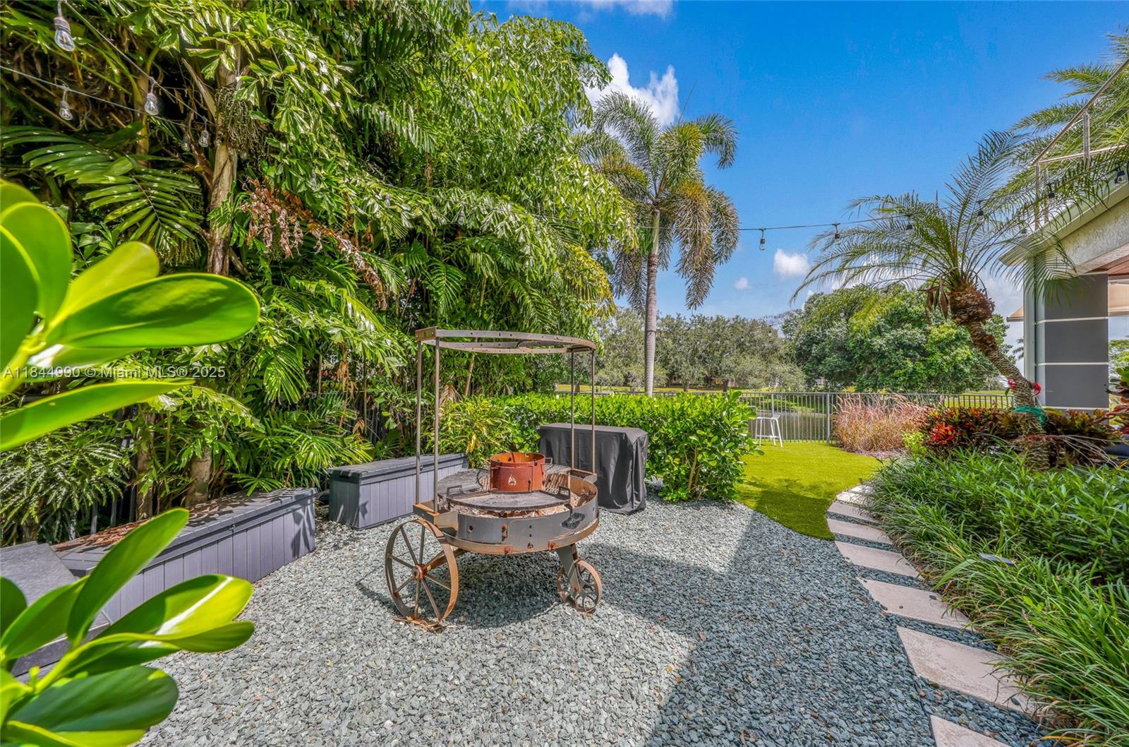 WESTON HILLS - Residential