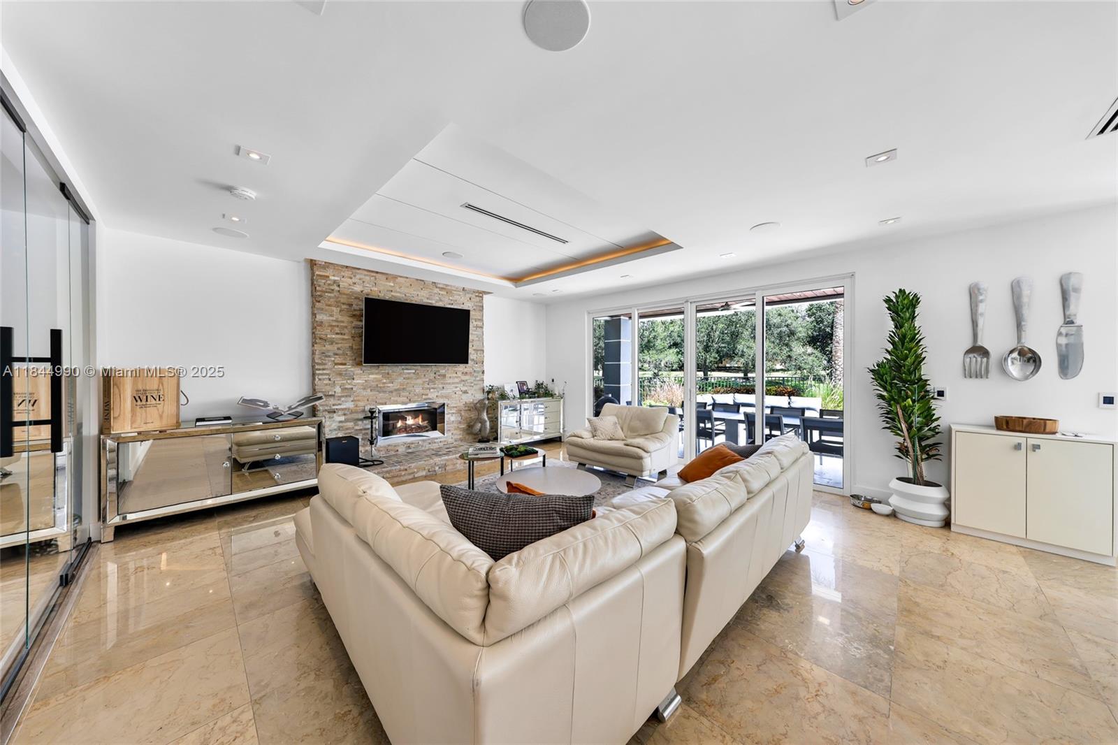 WESTON HILLS - Residential