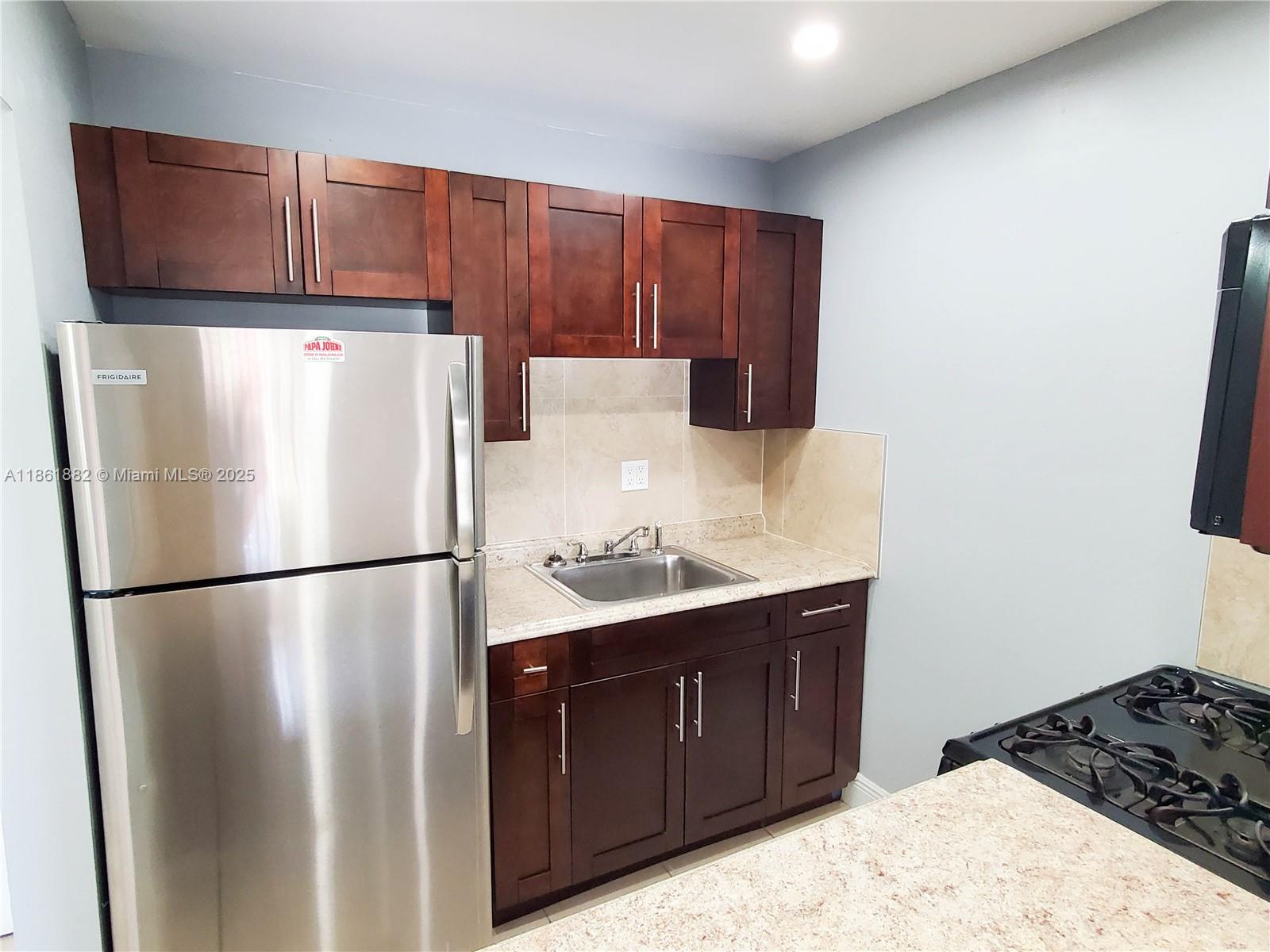 For rent: Beautiful and spacious 1-bedroom, 1.5-bath condo, fully remodeled and ready to move in!
This freshly painted two-story unit is located on the second floor of the well-maintained Westland Plaza Condo community in the heart of Hialeah. It features a modern kitchen and bathrooms, sleek tile floors throughout, and plenty of natural light. Enjoy a private balcony. Water is included in the rent. The building also offers laundry facilities on site, although there is no washer and dryer inside the unit. Conveniently located with easy access to Palmetto and Gratigny Expressways. No pets allowed by the owner.