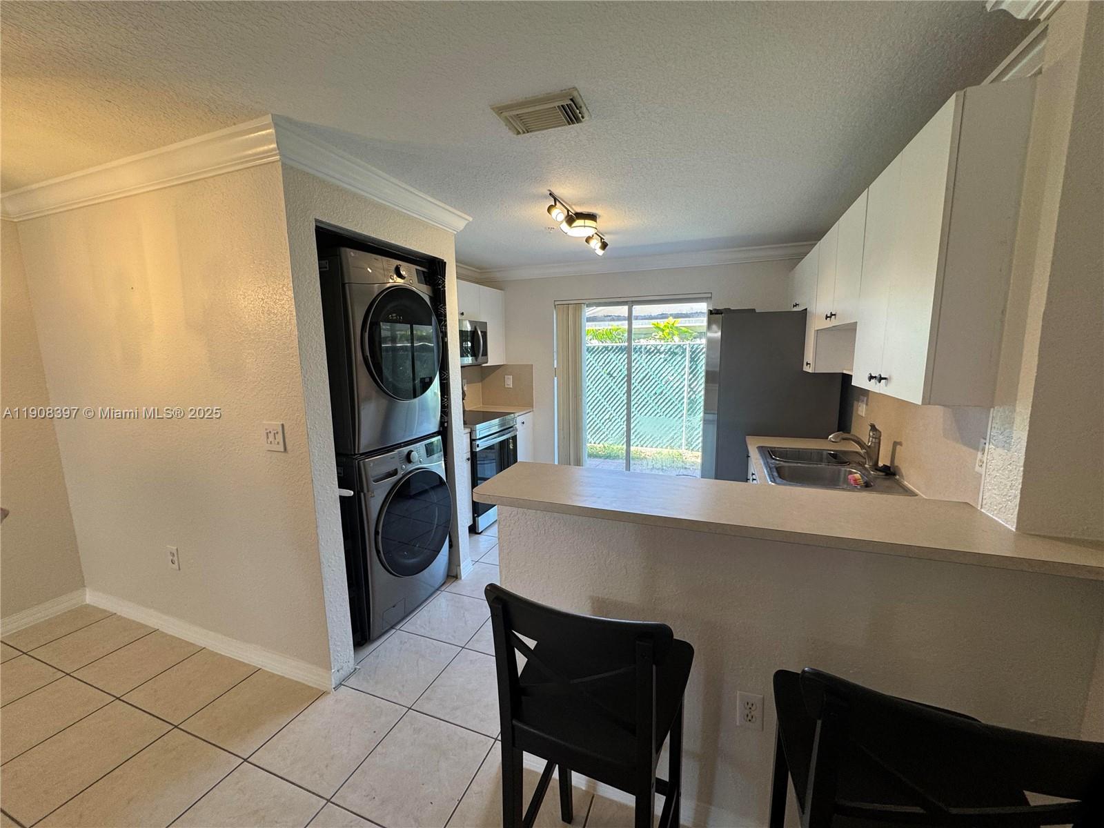 CORAL VILLAS WEST CONDO - Residential Lease