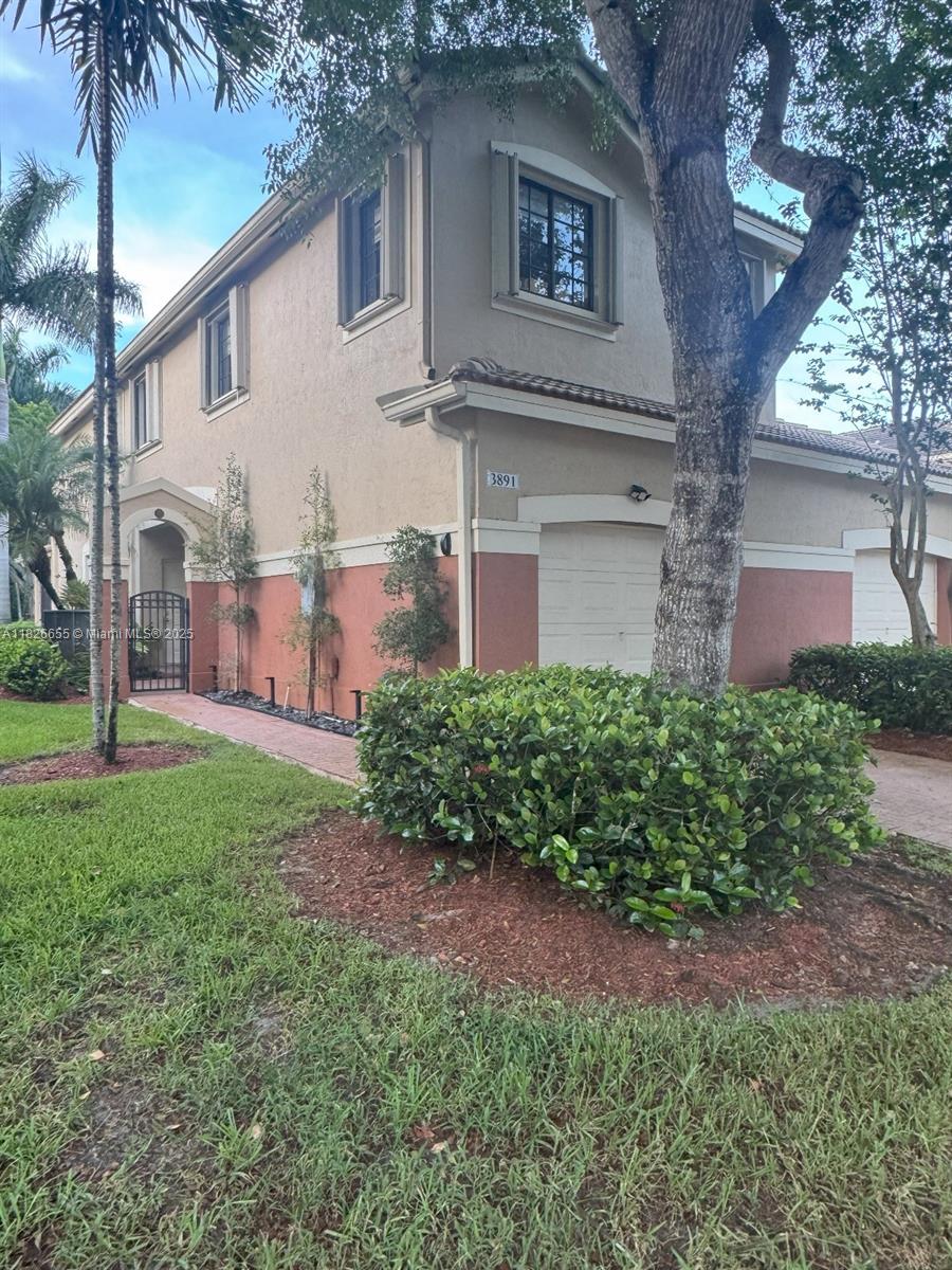 Observaciones del Realtor: ****Occupied BY THE OWNER , appointment only contact/text Agent Maria Alejandra Oliveros at 786-203-6742.Email ; moliverossea@gmail.com And Marielena Yturralde Text 954-560-4796. Gate access is required. Note HOA fees is quarterly. far-bar AS IS contract only.