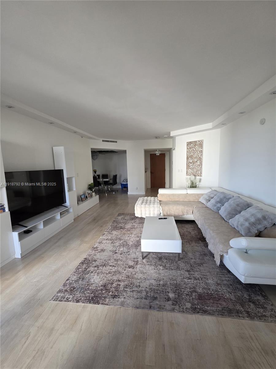 20191 E Country Club Dr 403