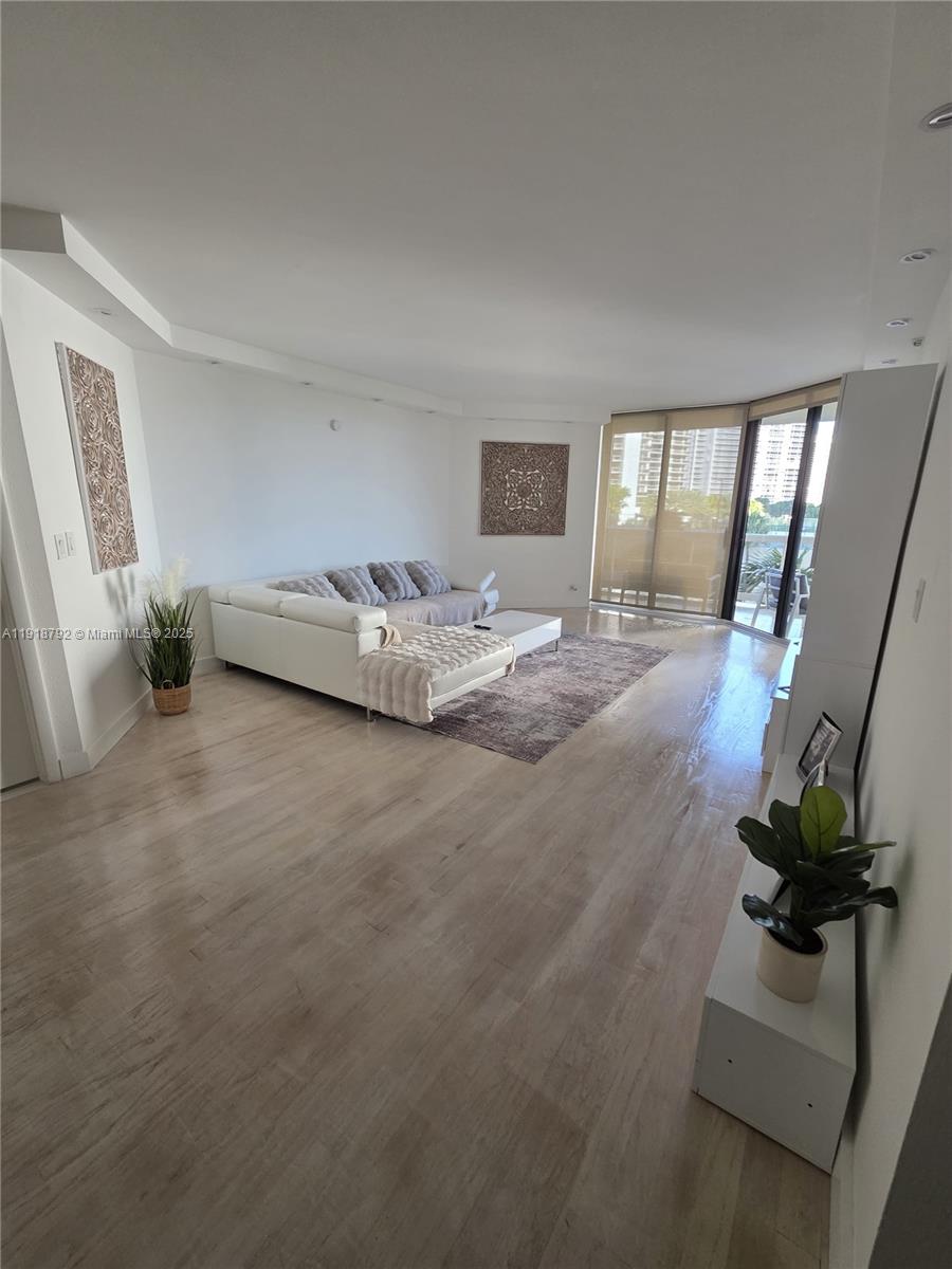 20191 E Country Club Dr 403