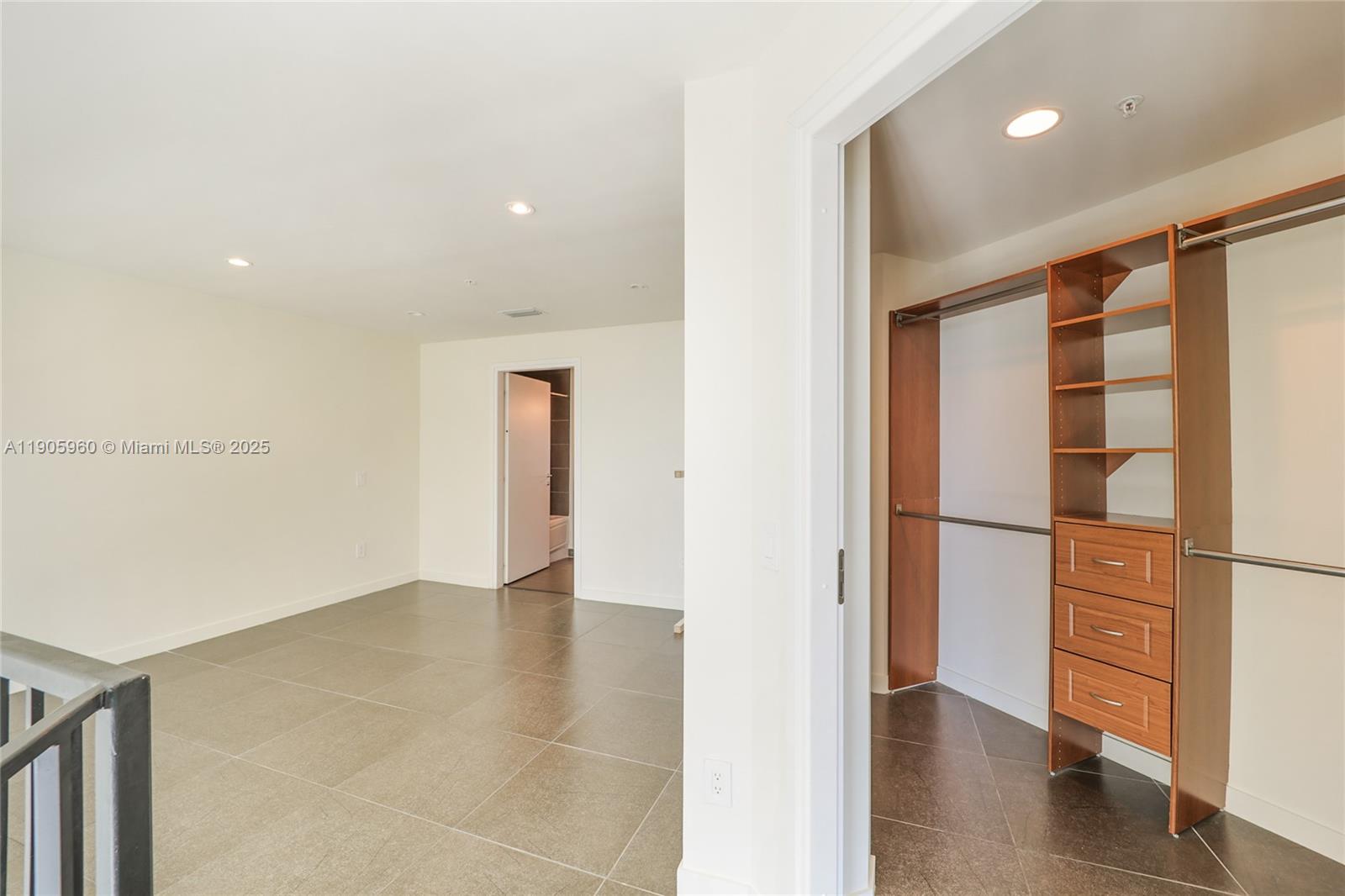 MET 1 CONDO - Residential