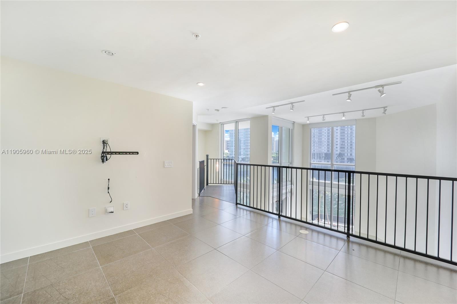 MET 1 CONDO - Residential