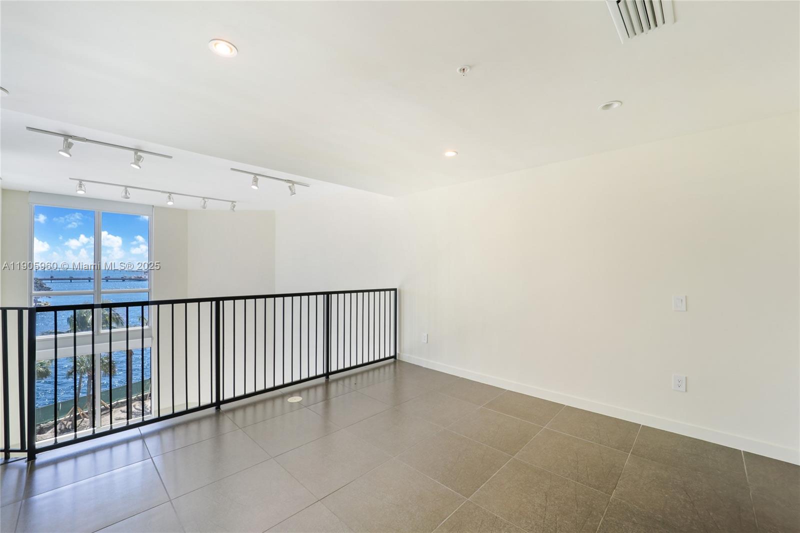 MET 1 CONDO - Residential