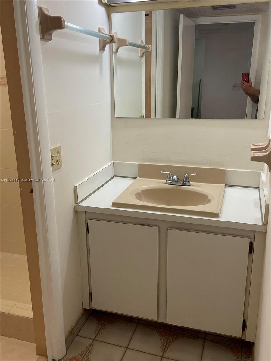 GOLDEN GATE CONDO PHASE I - Residential Lease