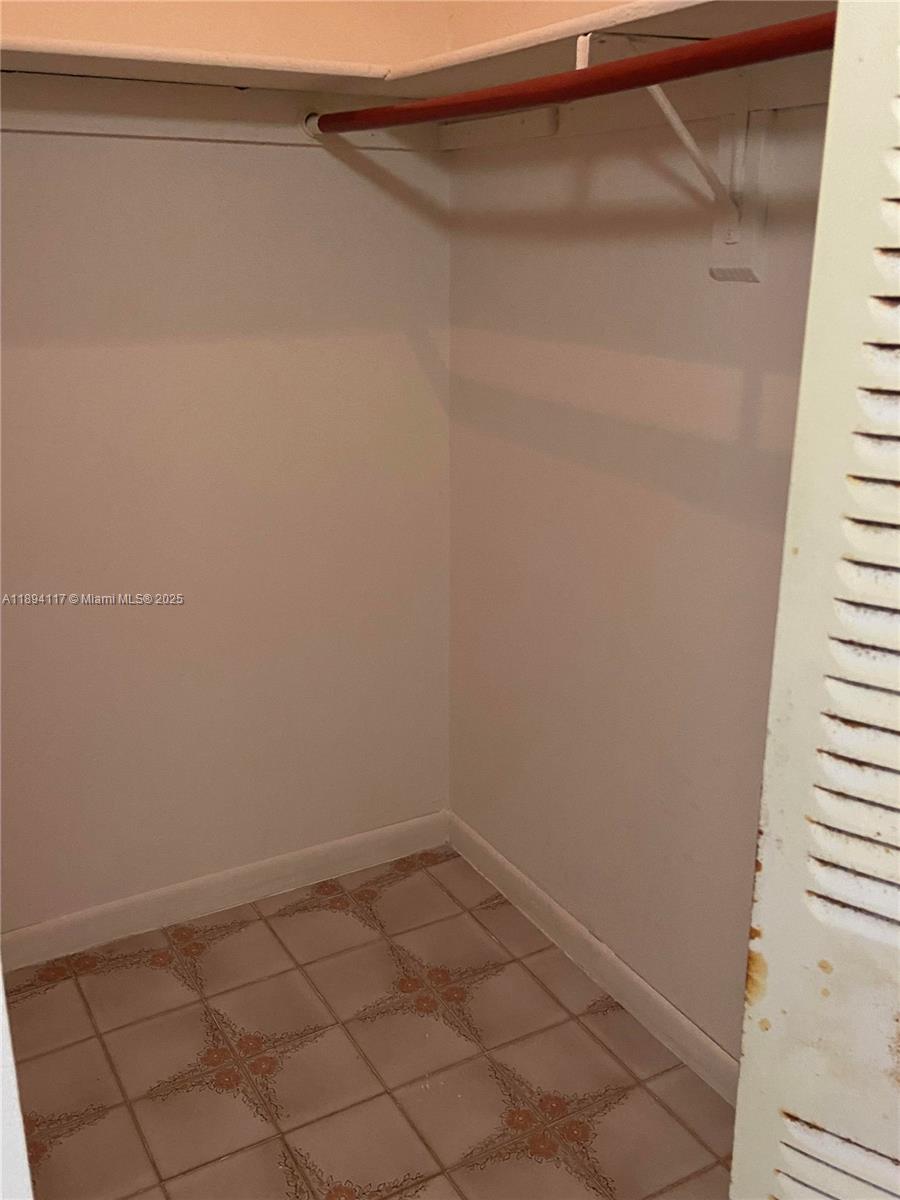 GOLDEN GATE CONDO PHASE I - Residential Lease