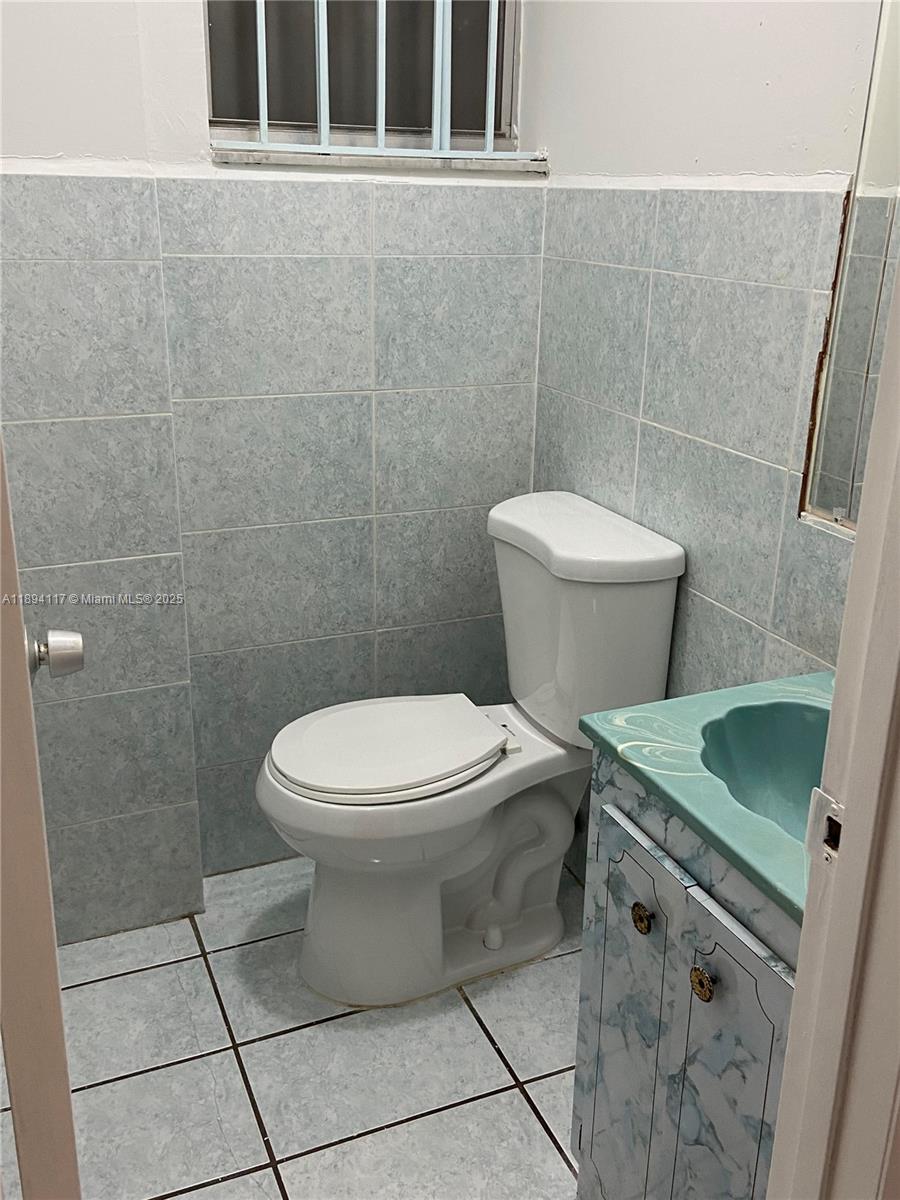 GOLDEN GATE CONDO PHASE I - Residential Lease