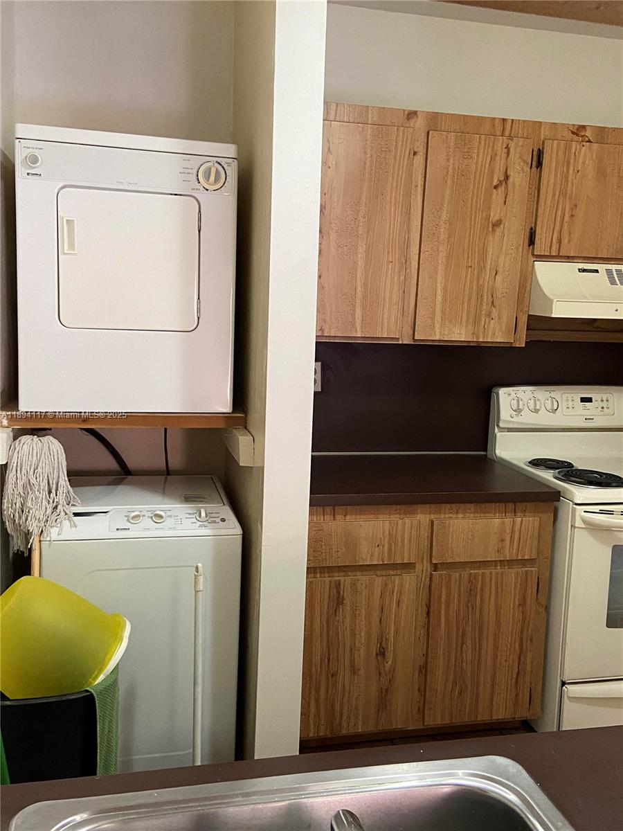 GOLDEN GATE CONDO PHASE I - Residential Lease