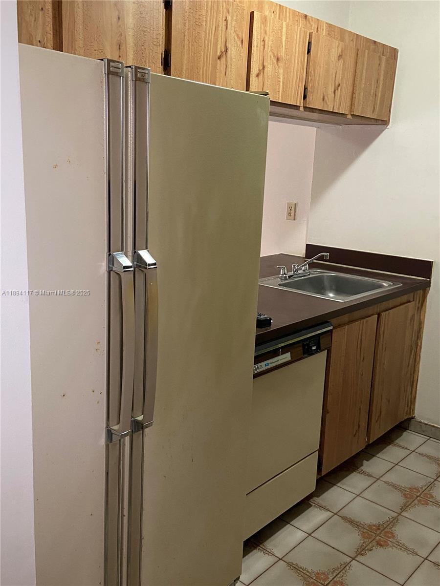 GOLDEN GATE CONDO PHASE I - Residential Lease