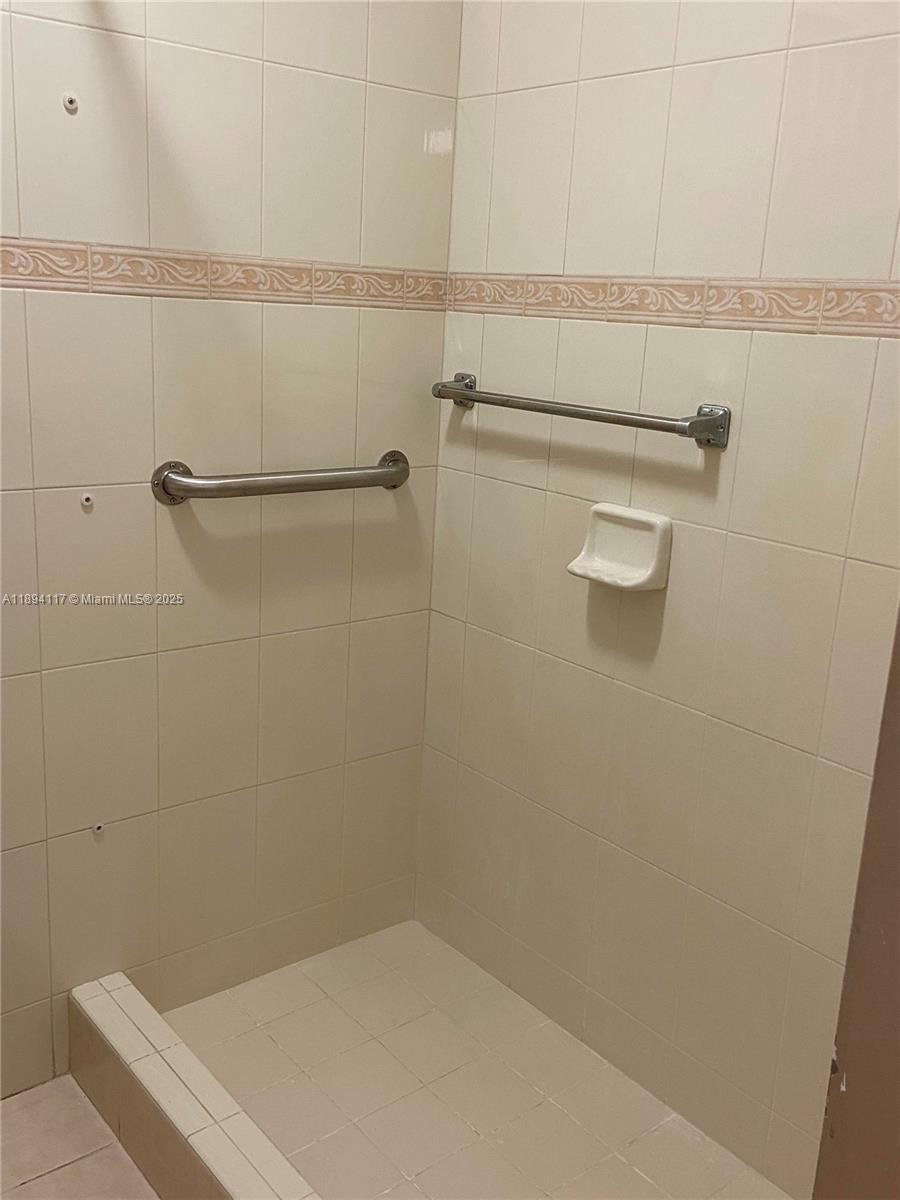 GOLDEN GATE CONDO PHASE I - Residential Lease