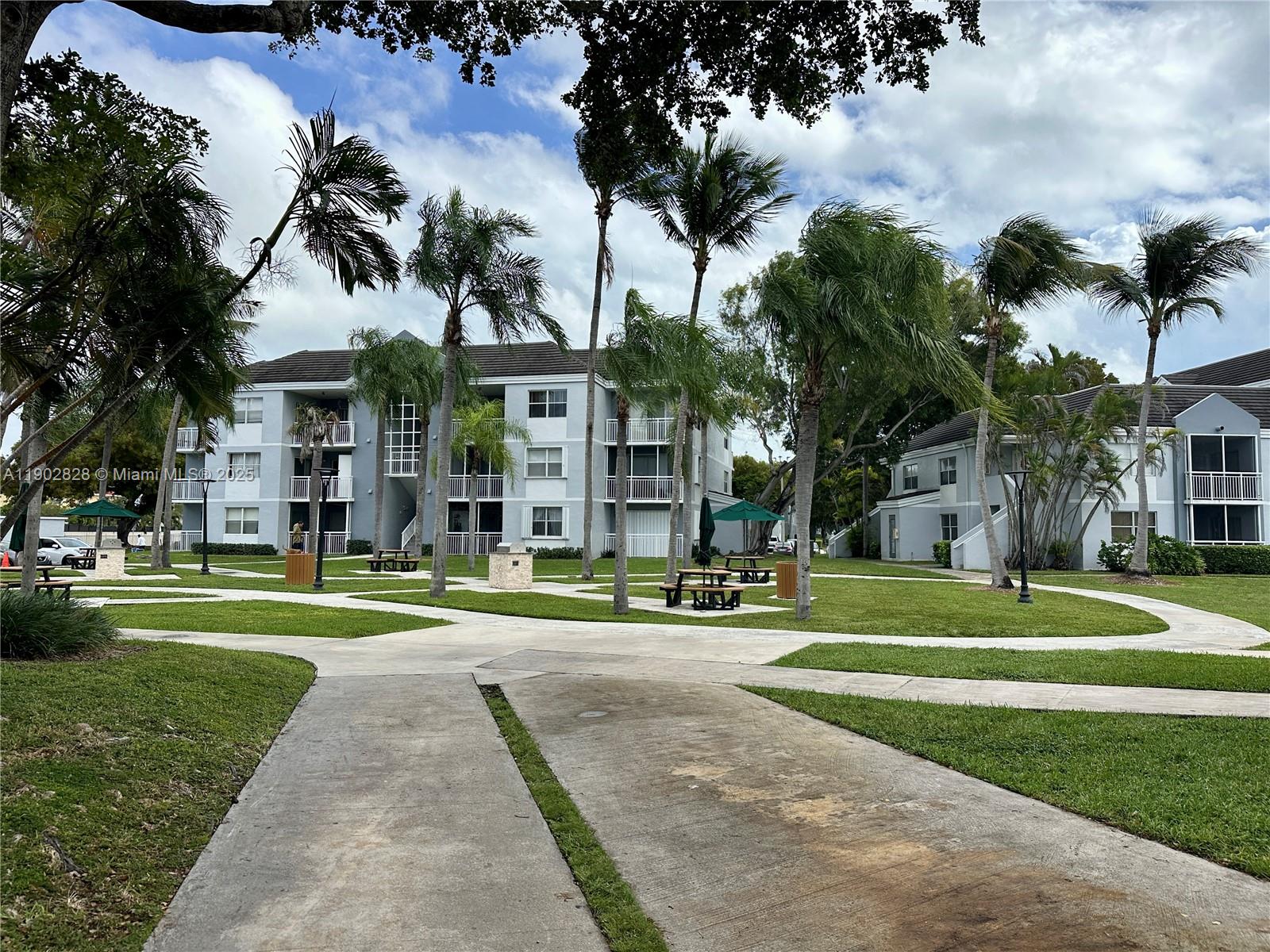 LE CLUB AT OLD CUTLER CON - Residential