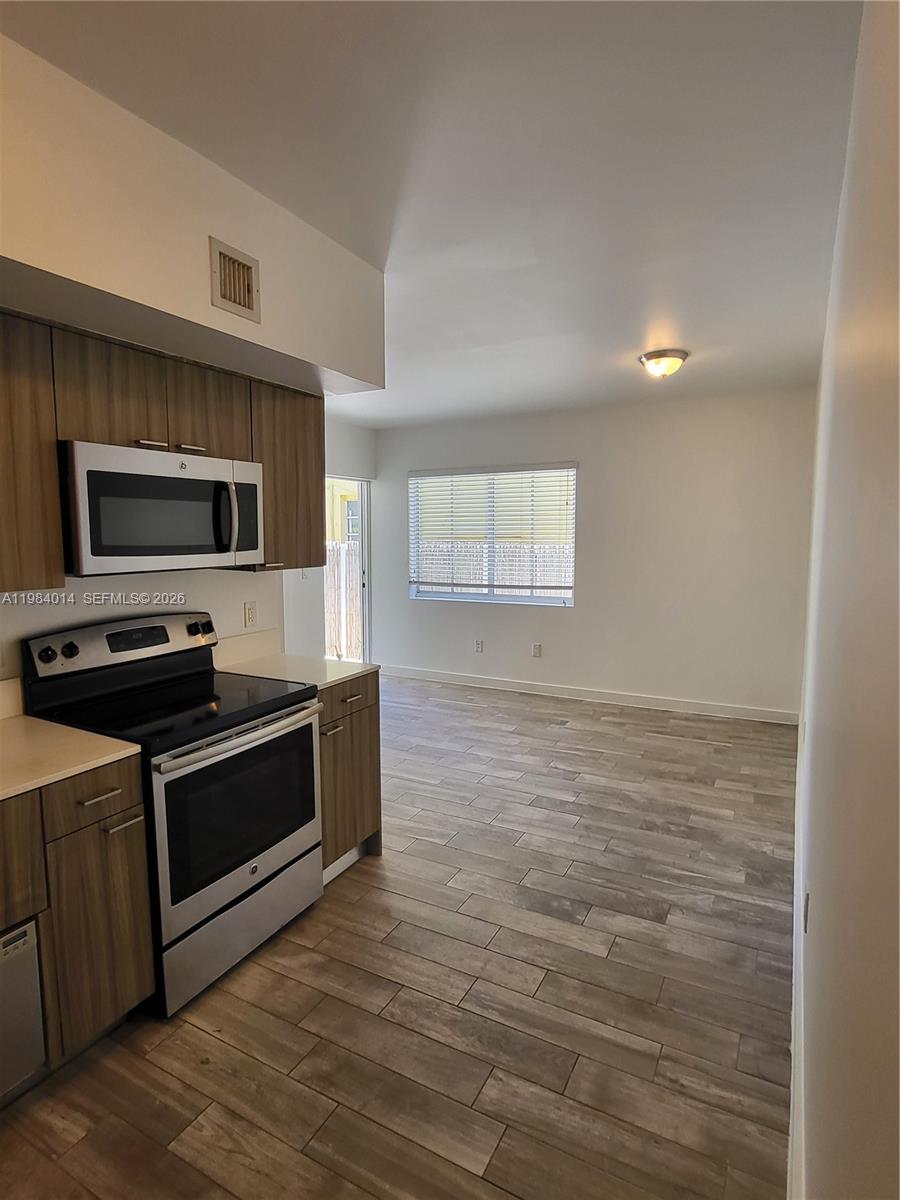 551/557 MICHIGAN CONDO - Residential Lease