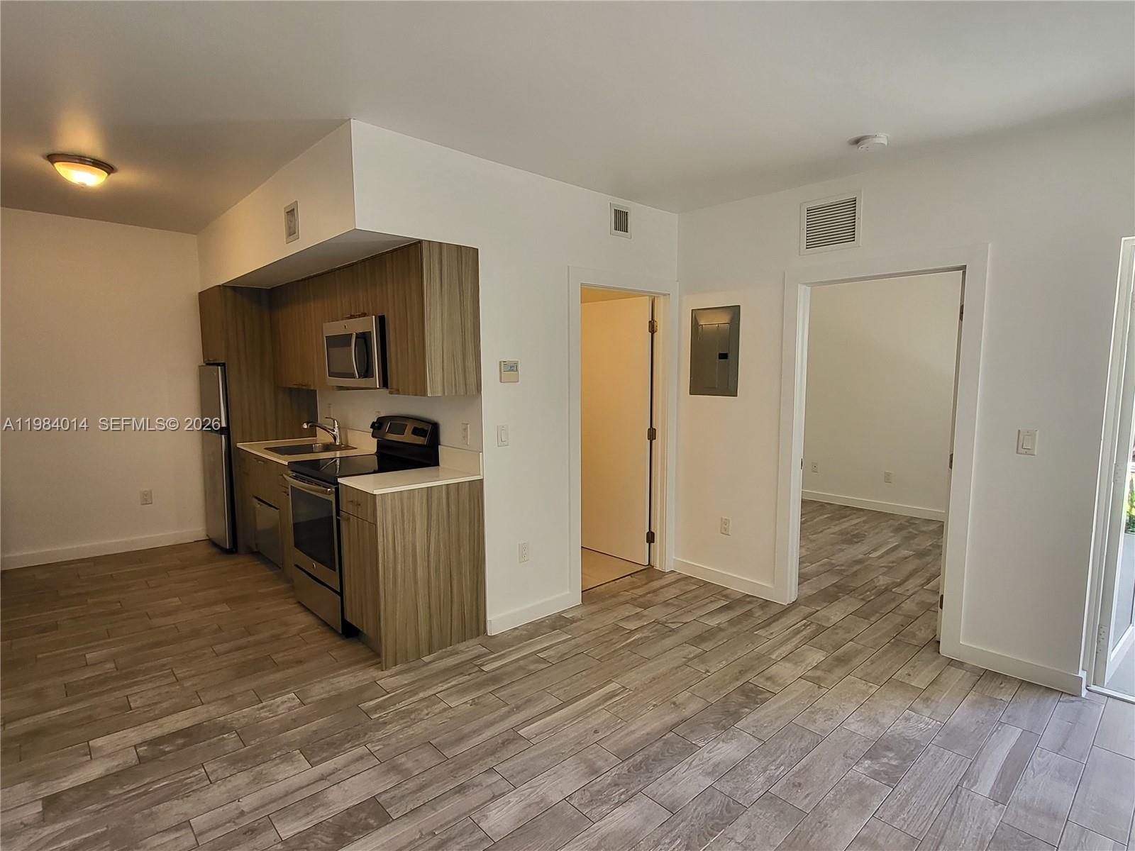 551/557 MICHIGAN CONDO - Residential Lease