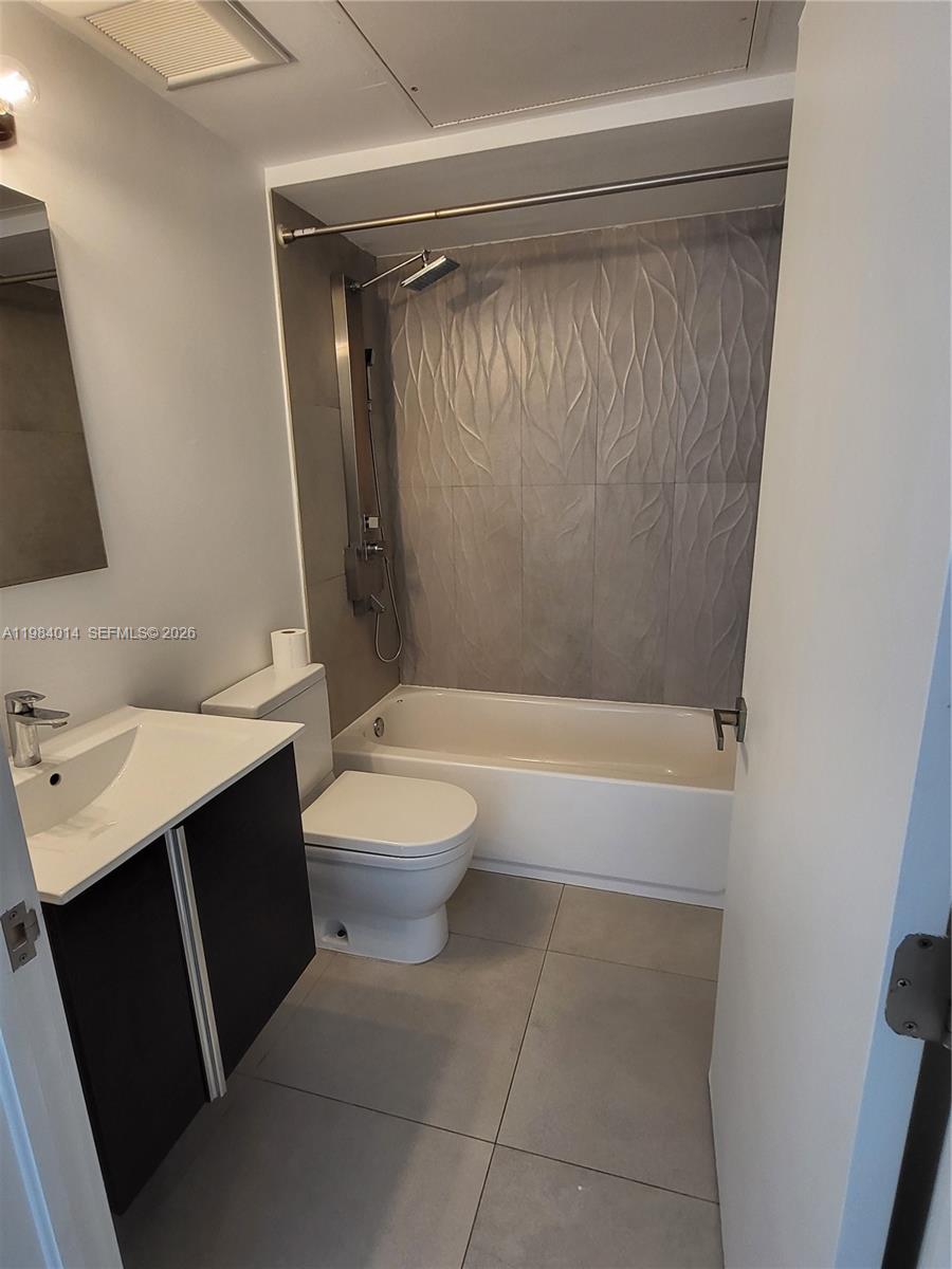 551/557 MICHIGAN CONDO - Residential Lease