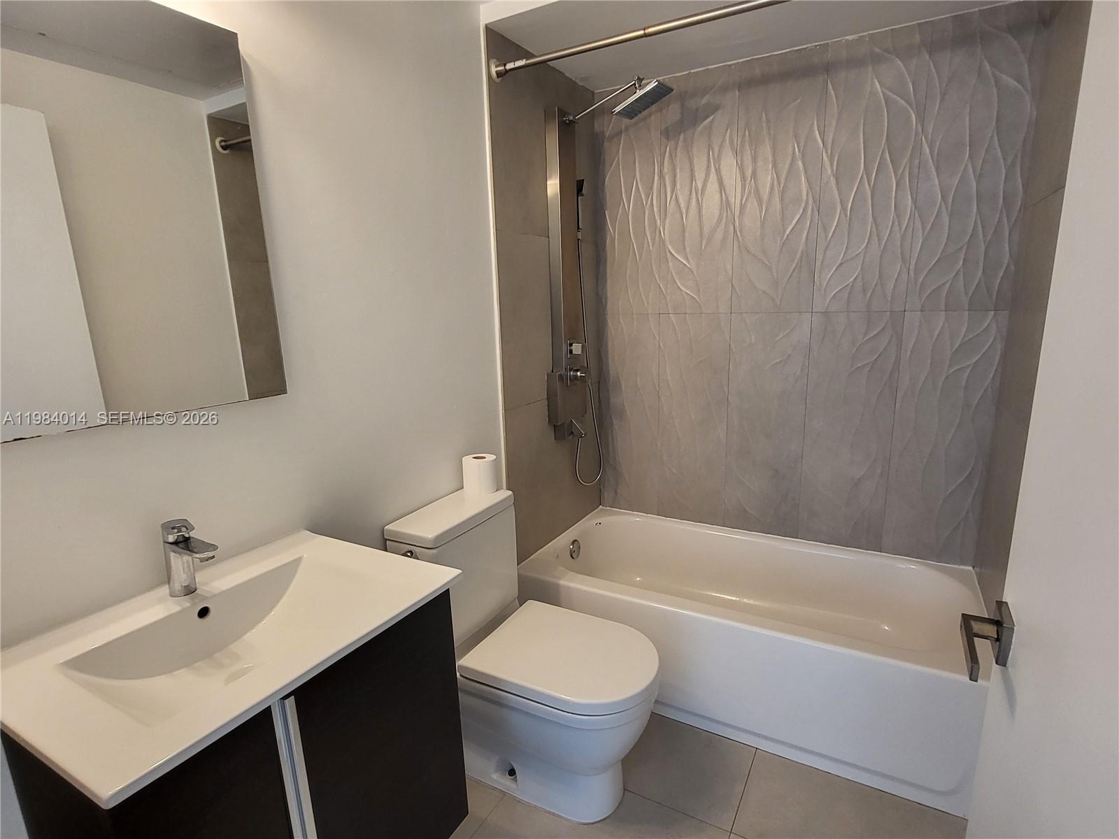 551/557 MICHIGAN CONDO - Residential Lease