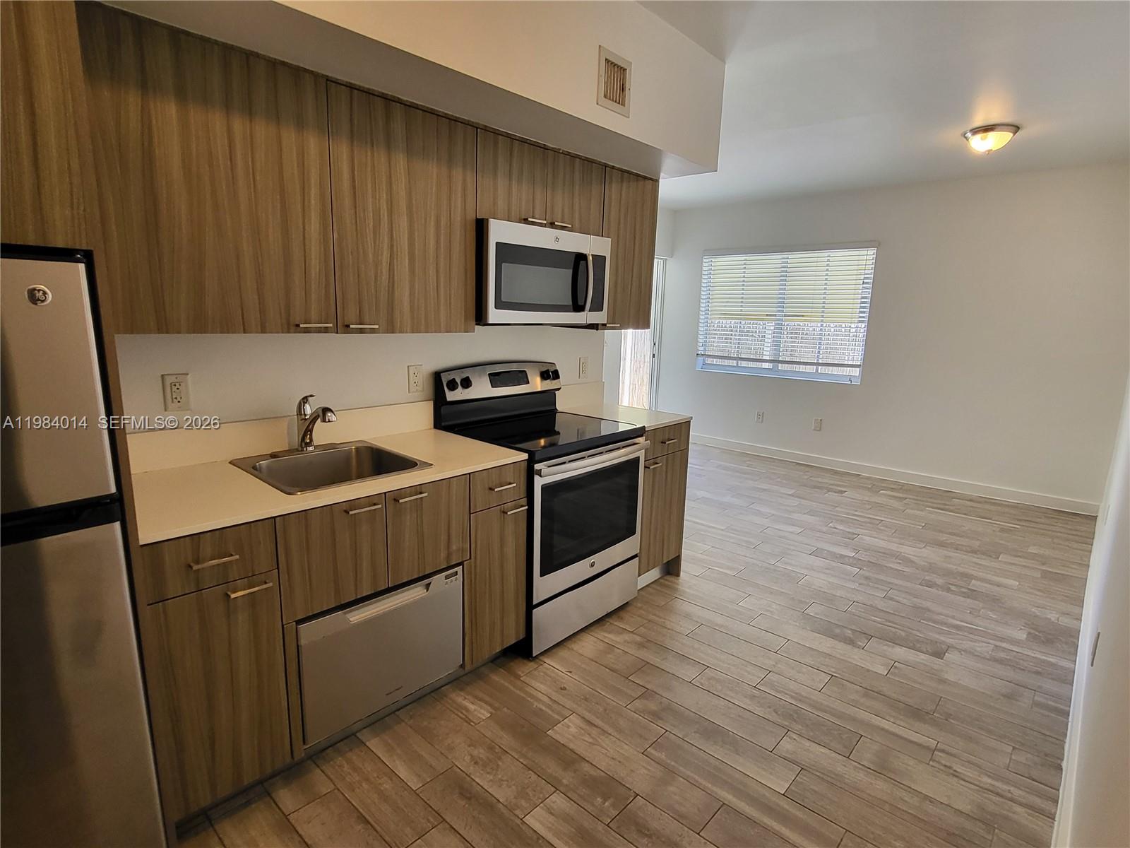 551/557 MICHIGAN CONDO - Residential Lease