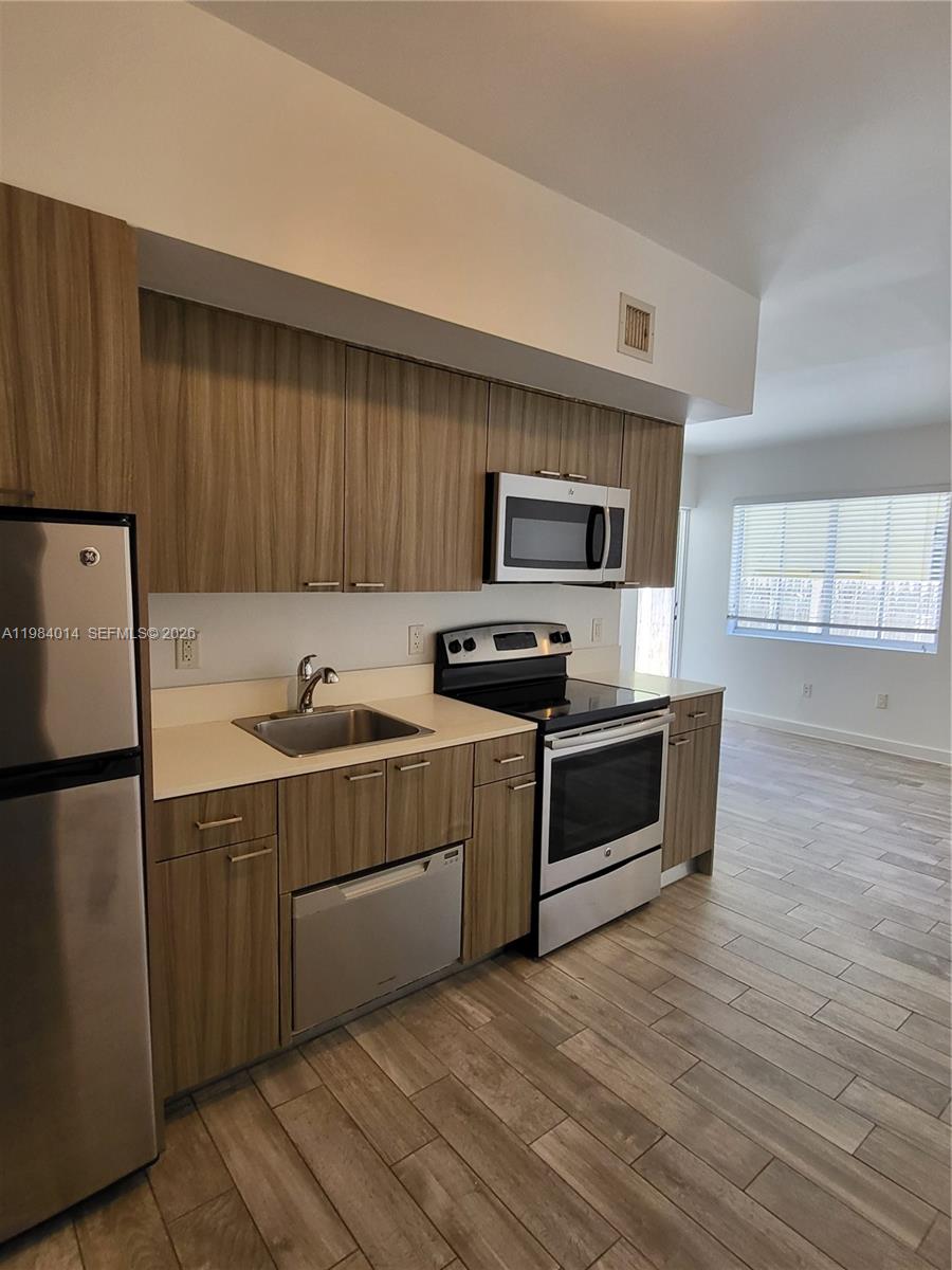 551/557 MICHIGAN CONDO - Residential Lease