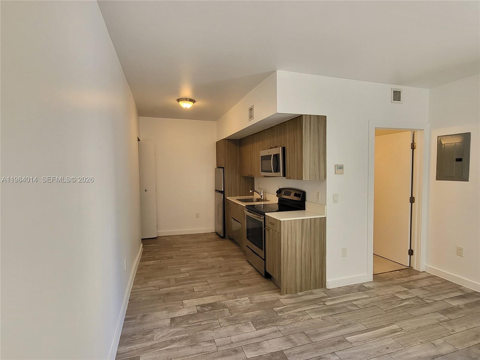 551/557 MICHIGAN CONDO - Residential Lease