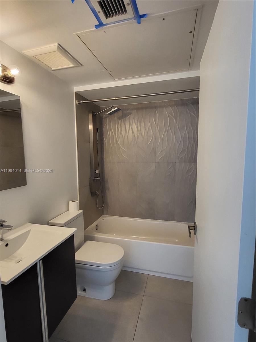 551/557 MICHIGAN CONDO - Residential Lease