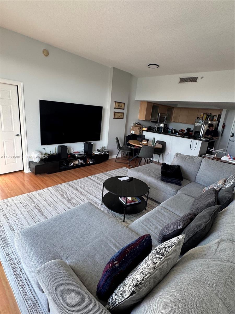 HOLLYWOOD STATION RES CON - Residential Lease