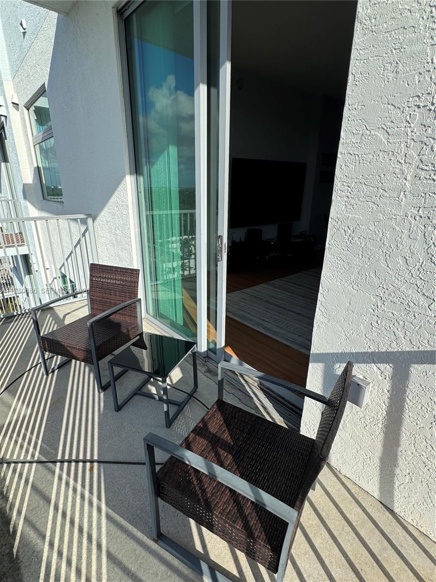 HOLLYWOOD STATION RES CON - Residential Lease