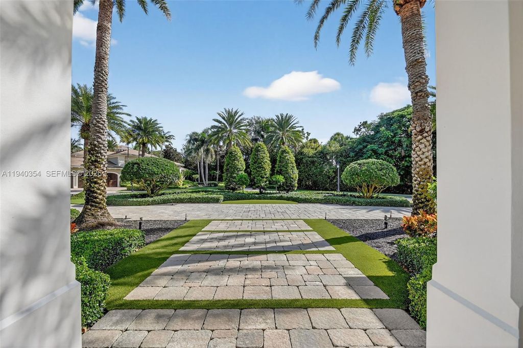 Photo of 642 Hermitage Cir, Palm Beach Gardens, FL 33410 (MLS # A11940354)