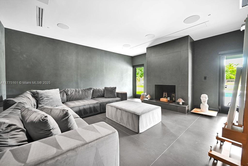 MONTGOMERY GROVES ESTATES - Residential