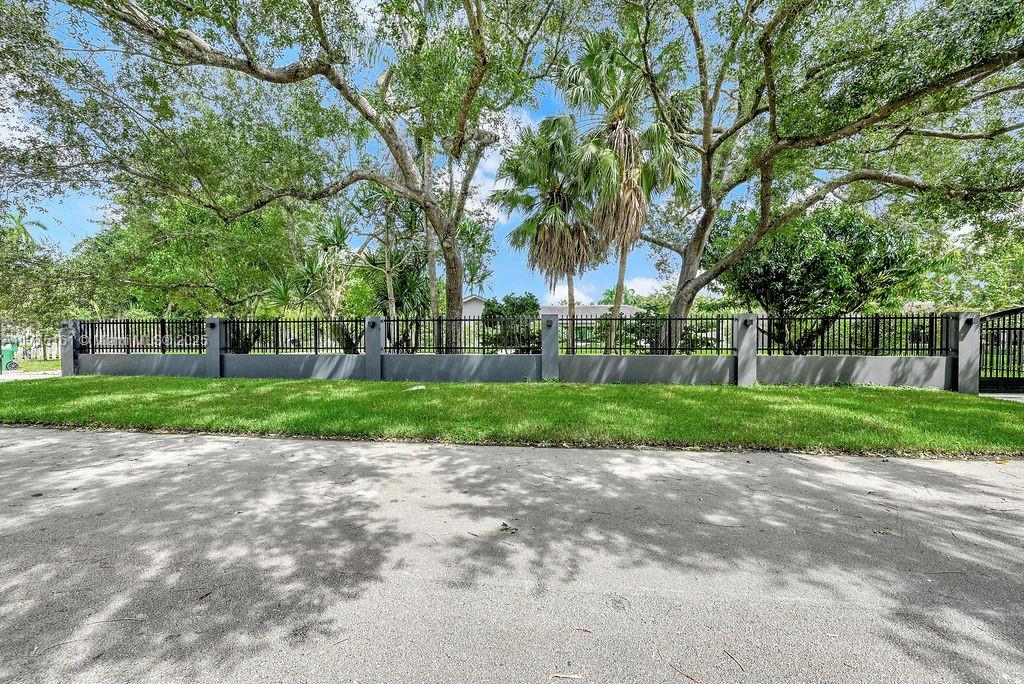 MONTGOMERY GROVES ESTATES - Residential