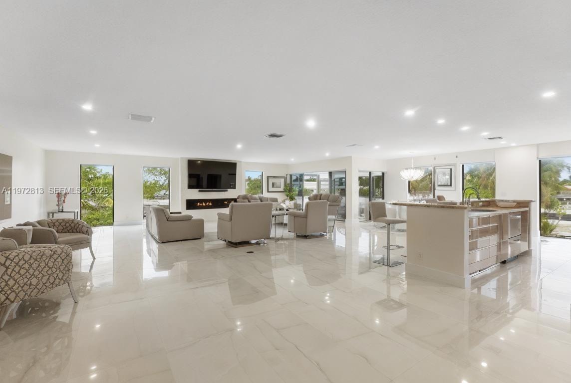 76 Isle Of Venice Dr H