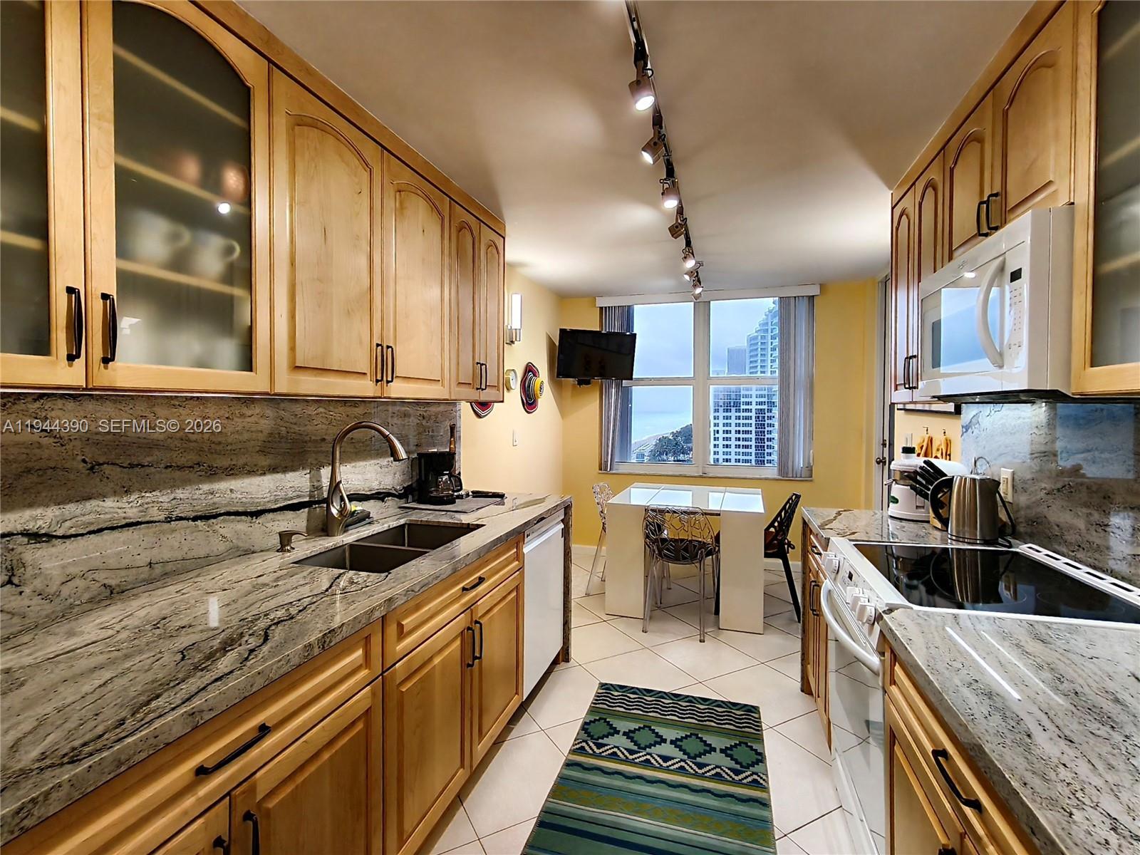 AQUARIUS CONDO - Residential