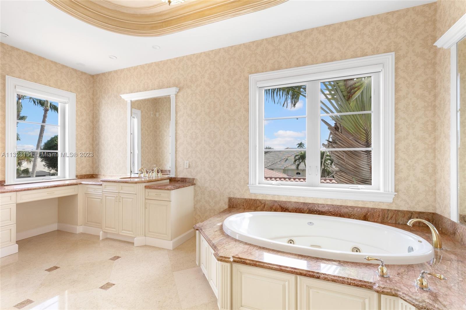 ROYAL PALM YACHT & COUNTRY - Residential