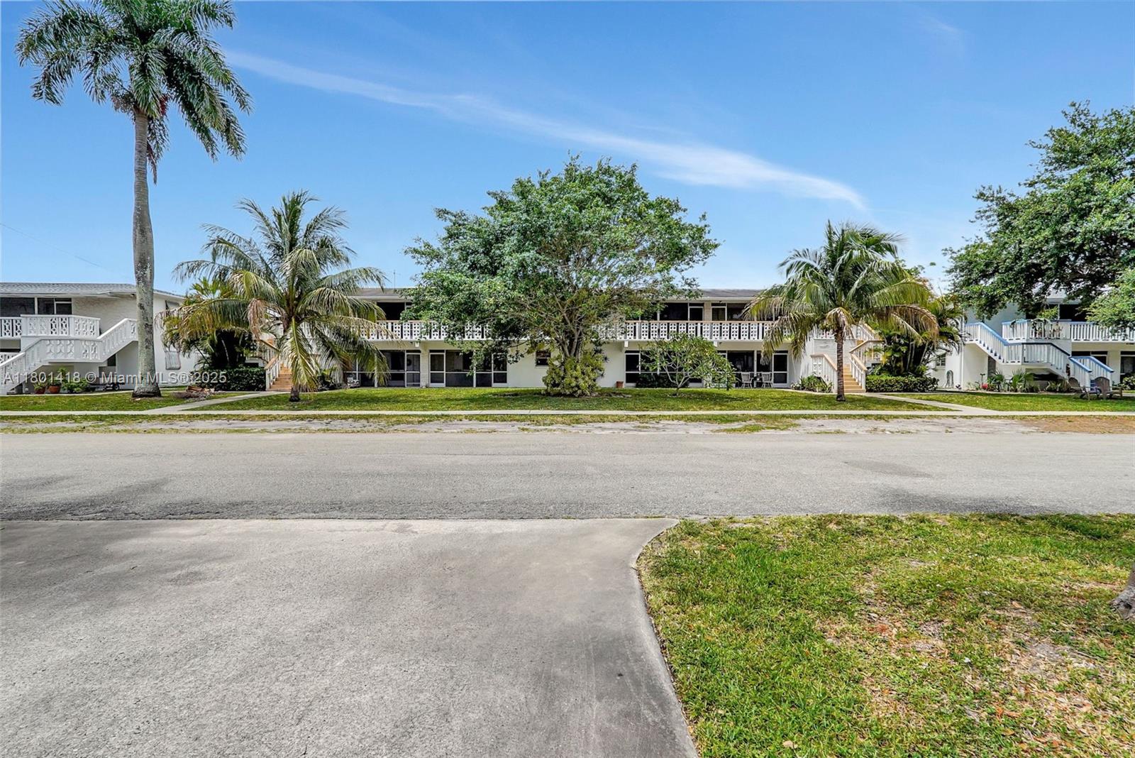 Property for Sale at 532 S Luna Ct 7, Hollywood, Broward County, Florida - Bedrooms: 2 
Bathrooms: 2  - $149,900
