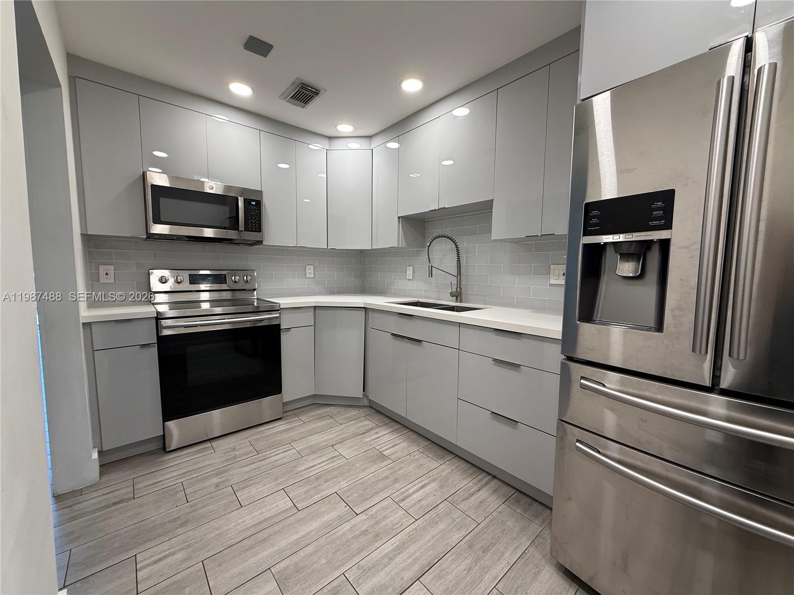 COVE CONDO PHASE II, THE - Residential Lease